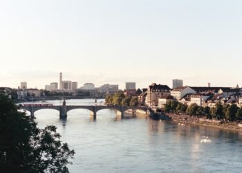 Güterschiff nutzt steigende Wasserstände am Rhein