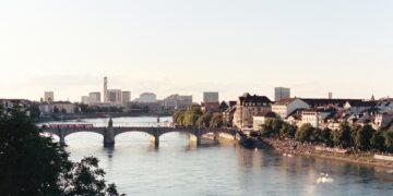 Güterschiff nutzt steigende Wasserstände am Rhein