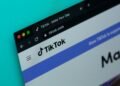 Die Social-Media-App TikTok auf einem Handy