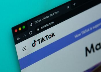 Die Social-Media-App TikTok auf einem Handy