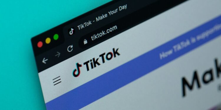 Die Social-Media-App TikTok auf einem Handy