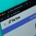 Die Social-Media-App TikTok auf einem Handy