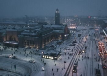 Ein finnischer Kampfjet startet zur Luftraumüberwachung wegen der Drohnenbedrohung in Helsinki.