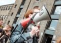 Mitarbeiter protestieren gegen den geplanten Stellenabbau