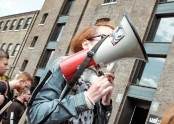 Mitarbeiter protestieren gegen den geplanten Stellenabbau