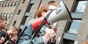 Mitarbeiter protestieren gegen den geplanten Stellenabbau