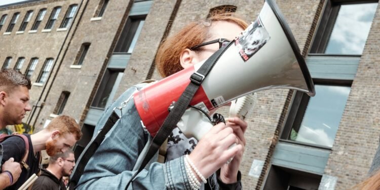 Mitarbeiter protestieren gegen den geplanten Stellenabbau