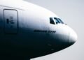 Ein modernes Verkehrsflugzeug von Boeing hebt vom Flughafen ab.