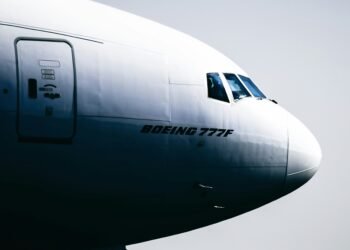 Ein modernes Verkehrsflugzeug von Boeing hebt vom Flughafen ab.