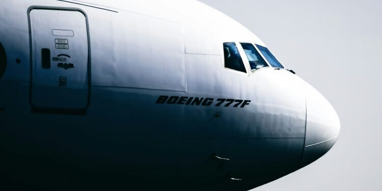 Ein modernes Verkehrsflugzeug von Boeing hebt vom Flughafen ab.