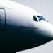 Ein modernes Verkehrsflugzeug von Boeing hebt vom Flughafen ab.