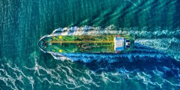 Ein Schiff entlädt Russisches LNG am Terminal in Rotterdam.