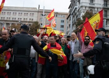 Ein umstrittener Polizeieinsatz am Flughafen erschüttert ganz Spanien