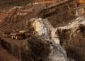 Ambulanzen warten am Kohlebergwerk auf die verletzten Bergleute