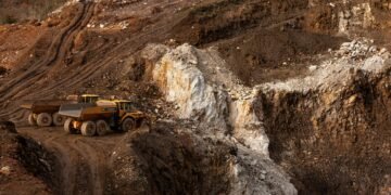 Ambulanzen warten am Kohlebergwerk auf die verletzten Bergleute