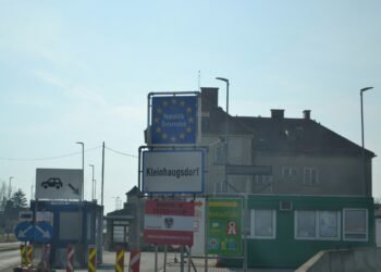 Passagiere warten am Flughafen aufgrund von EU-Grenzkontrollen