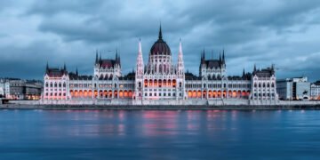 Péter Magyar als ungarischer Ministerpräsident vereidigt 20 Anhänger feiern Péter Magyar in Budapest