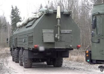 Eine russische Oreschnik-Rakete startet vom militärischen Testgelände Kapustin Yar