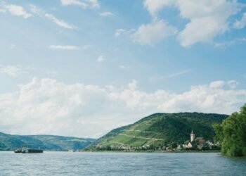 Messstation zeigt aktuelle Wasserstände am Rhein