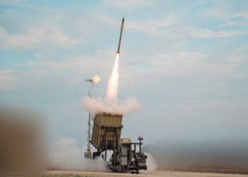 Iron Dome wehrt einen iranischen Angriff bei Nacht ab