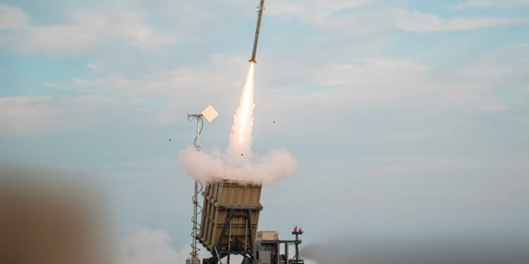 Iron Dome wehrt einen iranischen Angriff bei Nacht ab