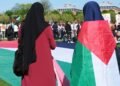 Festgenommene Gaza-Flottille-Aktivisten knien am Boden