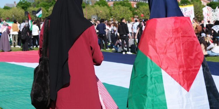 Festgenommene Gaza-Flottille-Aktivisten knien am Boden