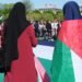 Festgenommene Gaza-Flottille-Aktivisten knien am Boden