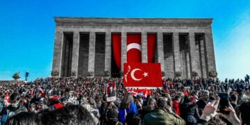 Der abgesetzte Oppositionsführer Özgür Özel mobilisiert Protest in Ankara 20 Zehntausende Menschen versammeln sich zum Protest in Ankara