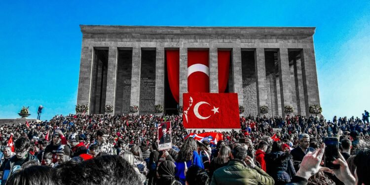 Zehntausende Menschen versammeln sich zum Protest in Ankara