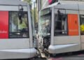 Rettungskräfte sichern die Unfallstelle nach dem Straßenbahnunfall