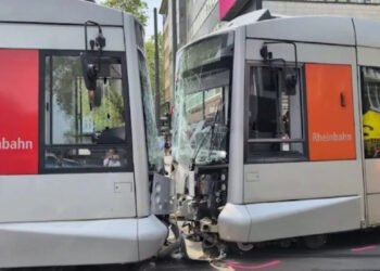Rettungskräfte sichern die Unfallstelle nach dem Straßenbahnunfall