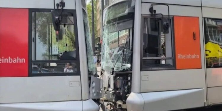 Rettungskräfte sichern die Unfallstelle nach dem Straßenbahnunfall
