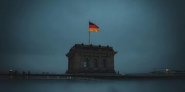 Das Reichstagsgebäude in Berlin vor der Debatte über die Gehaltserhöhung
