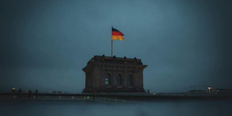 Das Reichstagsgebäude in Berlin vor der Debatte über die Gehaltserhöhung