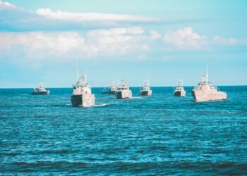 Russisches Kriegsschiff bei Yacht im Ärmelkanal