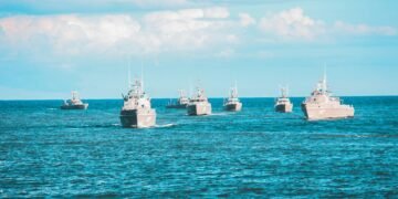 Russisches Kriegsschiff bei Yacht im Ärmelkanal