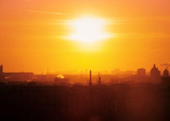Hitzewelle in der Stadt mit Sonnenschutz