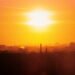 Hitzewelle in der Stadt mit Sonnenschutz