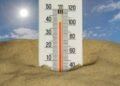 Menschen am Strand während der Hitzewelle in Europa
