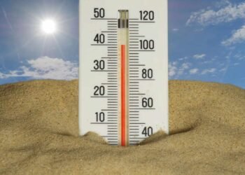 Menschen am Strand während der Hitzewelle in Europa