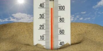 Menschen am Strand während der Hitzewelle in Europa