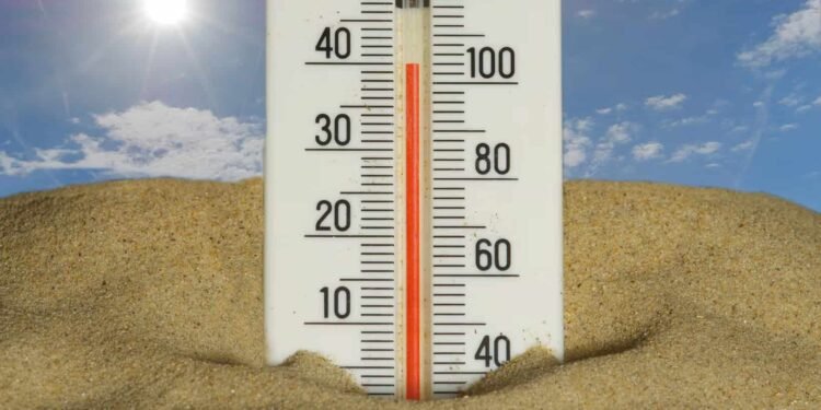 Menschen am Strand während der Hitzewelle in Europa