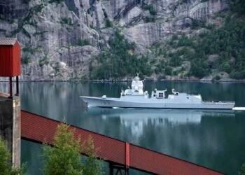 F128 Fregatte auf offener See