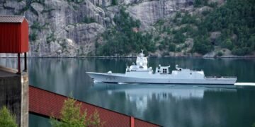 F128 Fregatte auf offener See