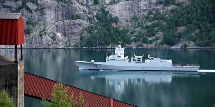 F128 Fregatte auf offener See