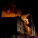 Forensische Ermittler untersuchen den Brandort bei dem Pub-Brand in Bangkok