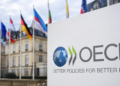 Die Flagge der OECD weht vor dem Hauptsitz der Organisation in Paris