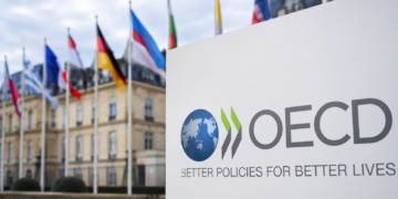 Die Flagge der OECD weht vor dem Hauptsitz der Organisation in Paris