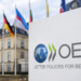 Die Flagge der OECD weht vor dem Hauptsitz der Organisation in Paris